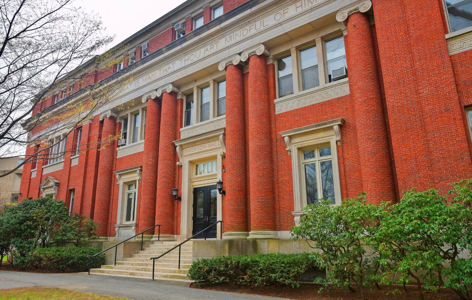 Harvard thực tế có chi phí học tập chỉ dưới 16,000 USD/năm sau khi trừ hỗ trợ tài chính.