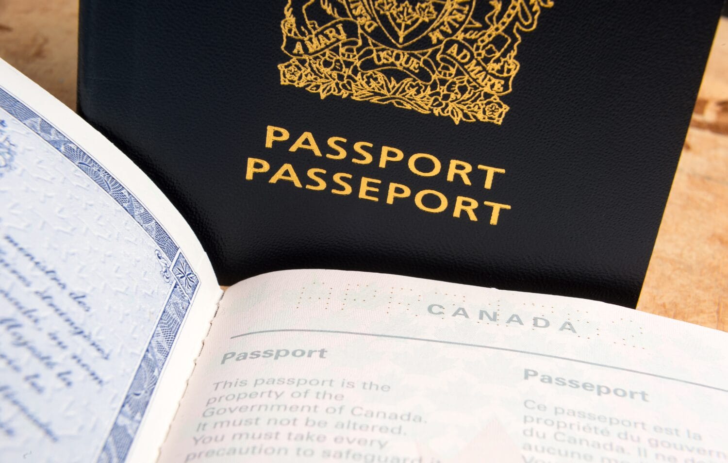 Hình ảnh hộ chiếu Canada – biểu tượng quyền lực của công dân Canada, nằm trong top 8 hộ chiếu mạnh nhất thế giới.