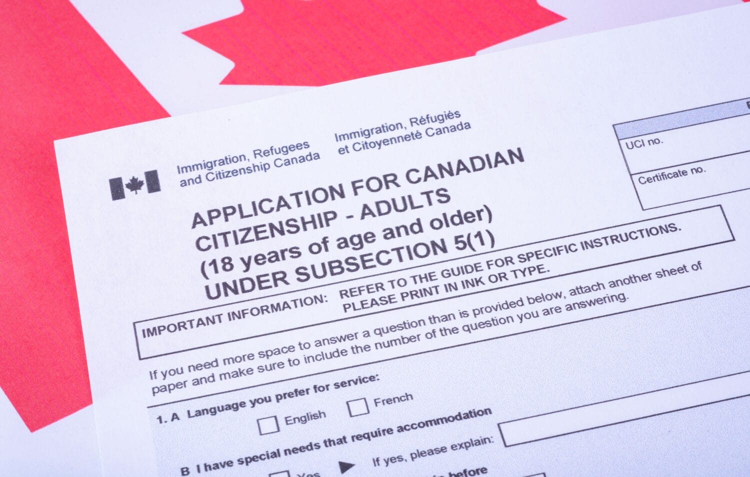 Muốn trở thành công dân Canada, ứng viên cần đáp ứng đủ điều kiện về cư trú, ngôn ngữ, bài kiểm tra và tuyên thệ nhập tịch.