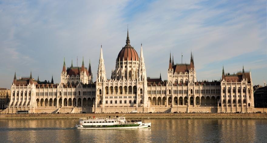 Visa Nhà đầu tư khách mời Hungary – Chương trình Golden Visa mới nhất