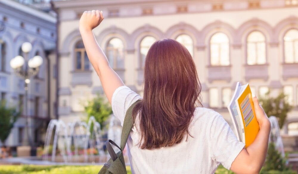 Giấy phép làm việc sau tốt nghiệp là loại visa lao động phổ biến dành cho du học sinh mong muốn tiếp tục ở lại Canada làm việc