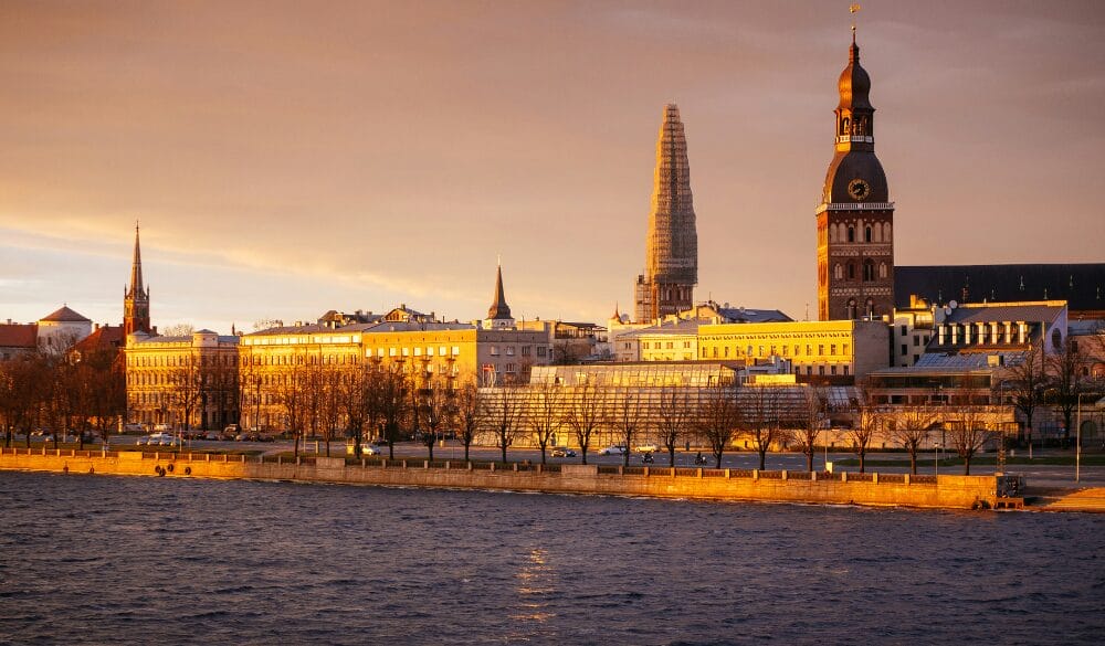 Chỉ với vốn đầu tư tối thiểu 50,000 EUR vào doanh nghiệp Latvia, nhà đầu tư có thể đưa cả gia đình đến Châu Âu định cư