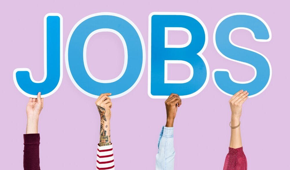 Job Offer thường ít chi tiết hơn hợp đồng lao động