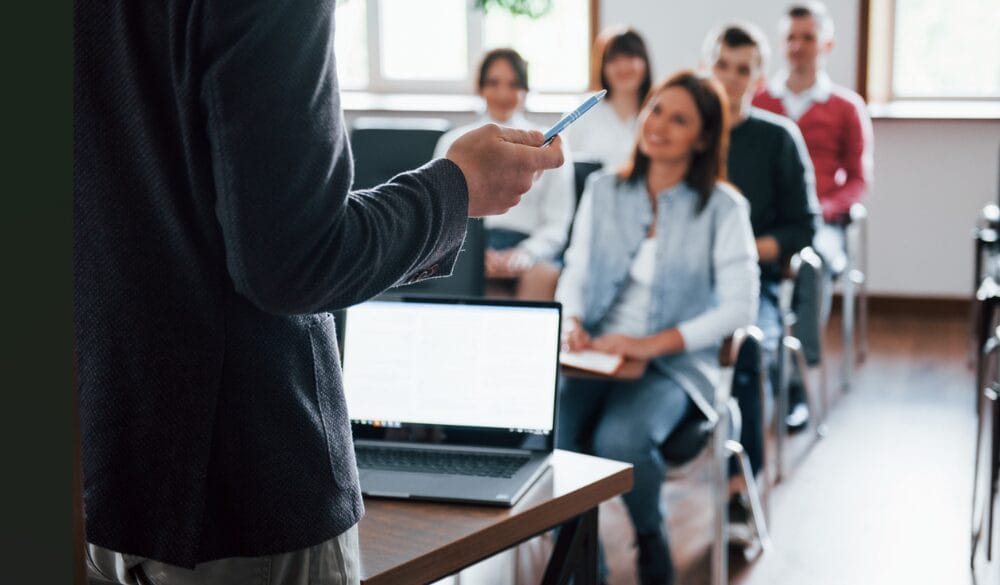 Ngoài nhóm ngành chăm sóc sức khỏe, giáo dục cũng là một trong những ngành nghề đang thiếu hụt lao động tại Úc rất lớn