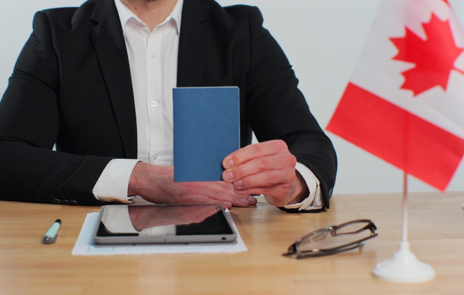 Thẻ xanh Canada là gì? Làm sao để có Thẻ thường trú Canada?