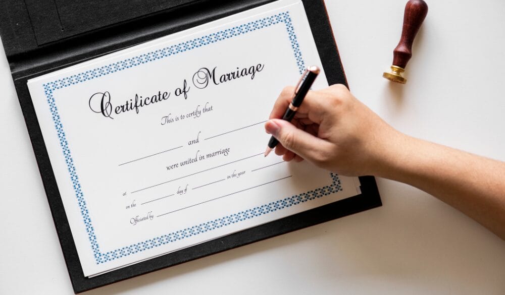 Giấy Chứng nhận kết hôn là một trong những giấy tờ cần chuẩn bị khi gia hạn Work Permit nếu quý vị đã lập gia đình