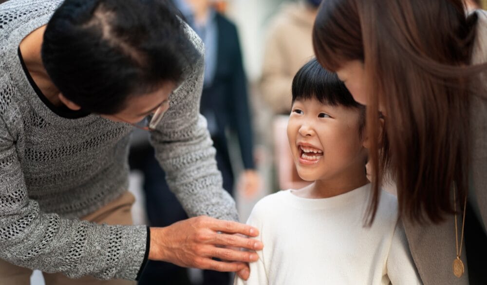 Cha mẹ là công dân Mỹ muốn bảo lãnh con nuôi đi Mỹ cần đáp ứng một số điều kiện nhất định 