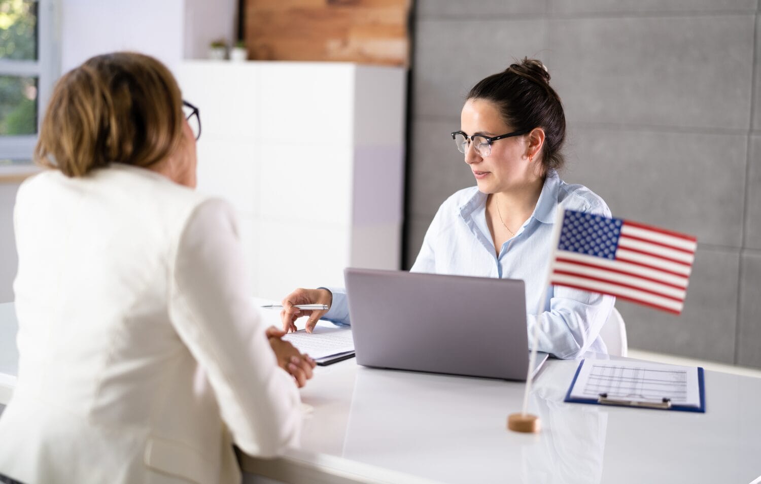 Đi phỏng vấn visa Mỹ mặc gì? Chọn trang phục nào để gây ấn tượng