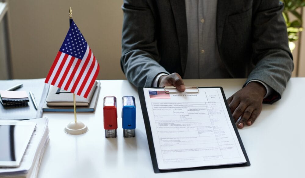 Tham gia phỏng vấn là thủ tục bắt buộc trong quá trình xin cấp Visa L-1 Mỹ