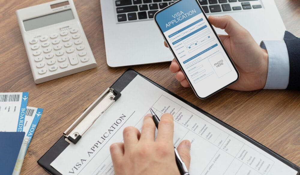 Kể từ ngày 01/8/2022, Bộ Nội vụ Úc chỉ chấp nhận hồ sơ online đối với Visa bắc cầu Úc loại A, B và C