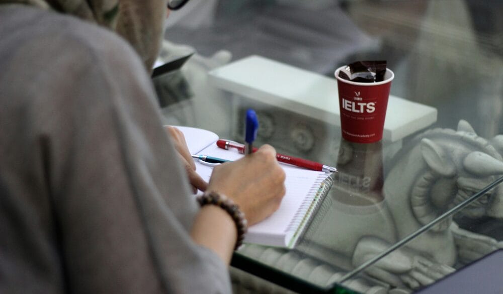  IELTS là một trong những bài kiểm tra phổ biến được sử dụng để quy đổi điểm chuẩn CLB 