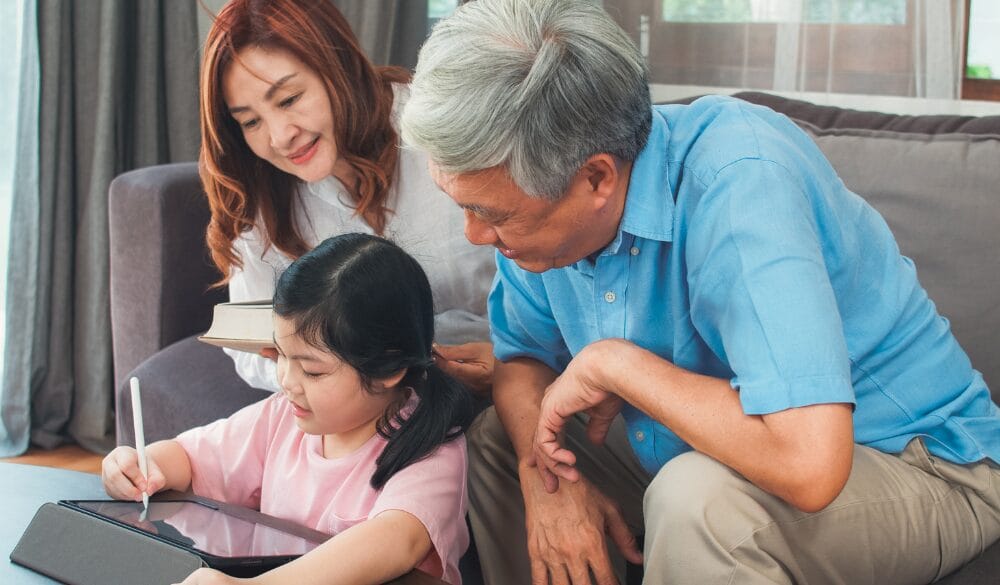 Nếu có kế hoạch định cư Mỹ cùng gia đình, quý vị nên tìm hiểu thêm Đạo luật CSPA, vì có thể giữ tình trạng con dưới 21 tuổi trong trường hợp con vượt quá tuổi quy định khi được xem xét cấp visa định cư Mỹ