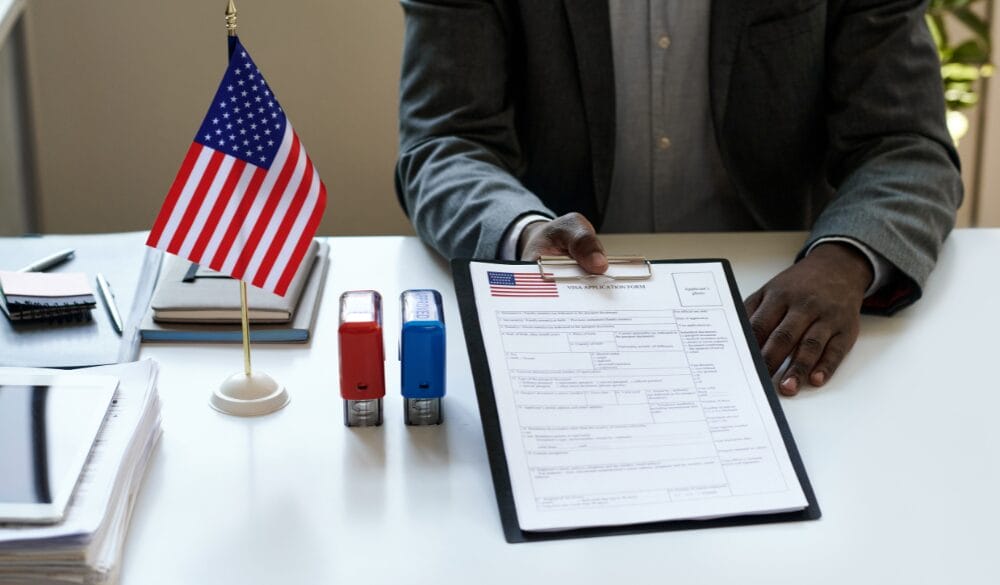 Theo dõi và đặt lịch phỏng vấn visa định cư Mỹ là rất quan trọng, quyết định kết quả và thời gian có thể đến Mỹ định cư của quý vị