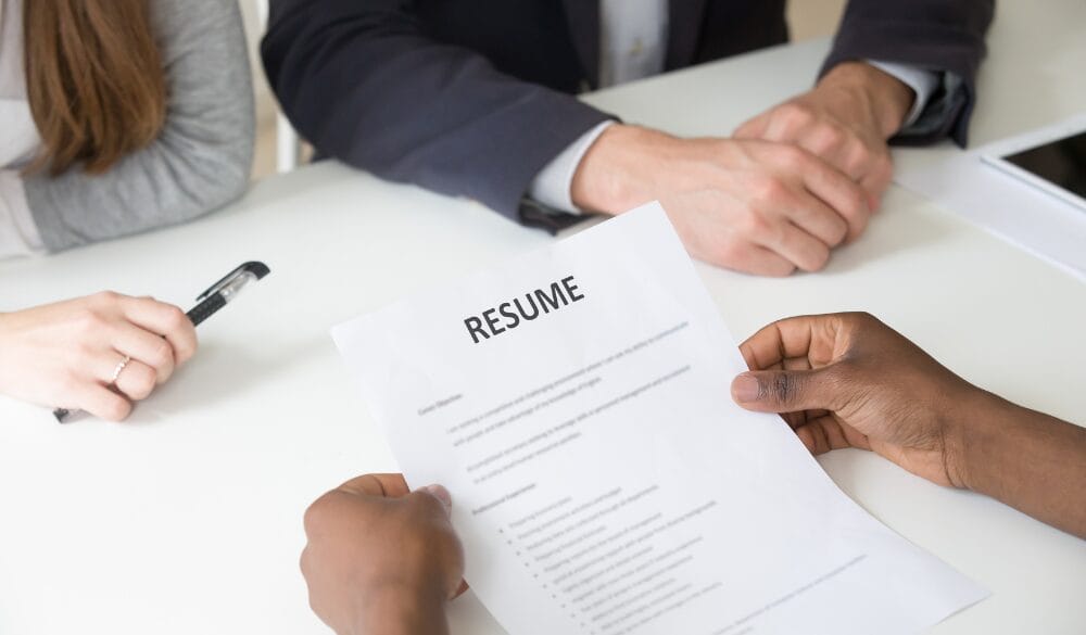 LMIA đóng vai trò quan trọng đối với hệ thống nhập cư vì chúng đảm bảo rằng việc tuyển dụng lao động nước ngoài không ảnh hưởng tiêu cực đến thị trường lao động và nền kinh tế Canada