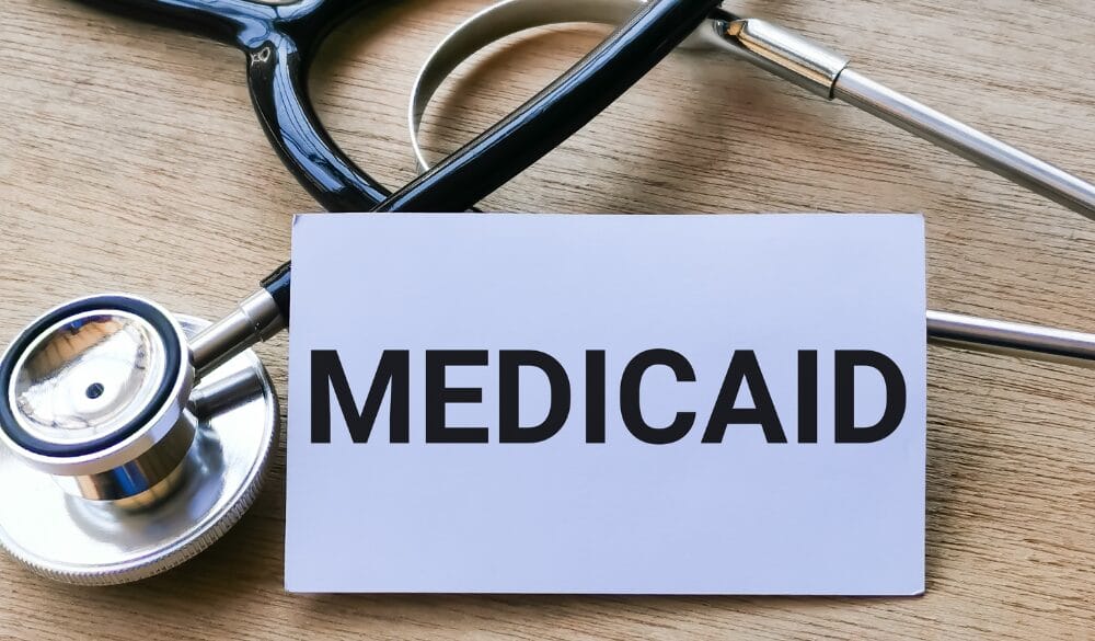 Medicaid dành cho công dân Mỹ, thường trú nhân Mỹ và người nhập cư hợp pháp có thu nhập dưới mức tiêu chuẩn quy định 