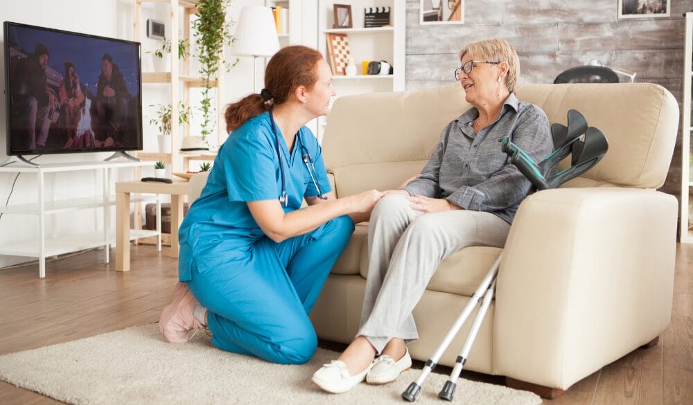 Dịch vụ chăm sóc tại viện dưỡng lão hoặc tại nhà là một trong những khoản được Medicaid chi trả 