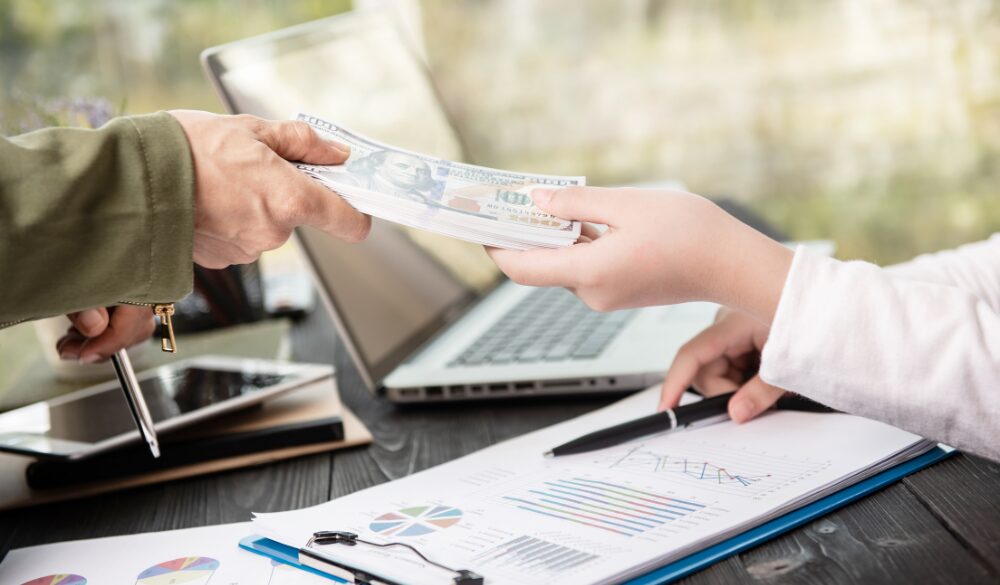 Các nhà đầu tư ở các quốc gia hạn chế chuyển tiền đô la Mỹ và không có cơ quan quản lý đối với bên trung gian cần thẩm định kỹ lưỡng các lựa chọn để chuyển vốn đầu tư sang Mỹ, nếu không sẽ mất cơ hội định cư Mỹ và thậm chí mất tiền