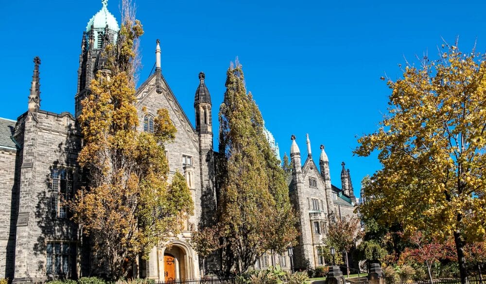 Trường Đại học Toronto được thành lập năm 1827, tự hào với các nghiên cứu chuyên sâu hàng đầu thế giới