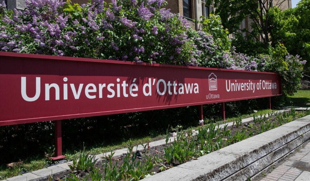 Đại học Ottawa nằm ở Trung tâm Thủ đô Canada nên sinh viên được hưởng lợi từ các cơ hội nghiên cứu và thực tập độc đáo cũng như môi trường song ngữ và đa văn hóa sôi động