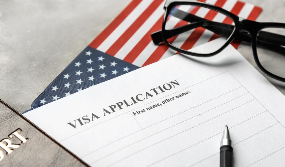 USCIS chịu trách nhiệm về việc xử lý các hồ sơ xin nhập cư
