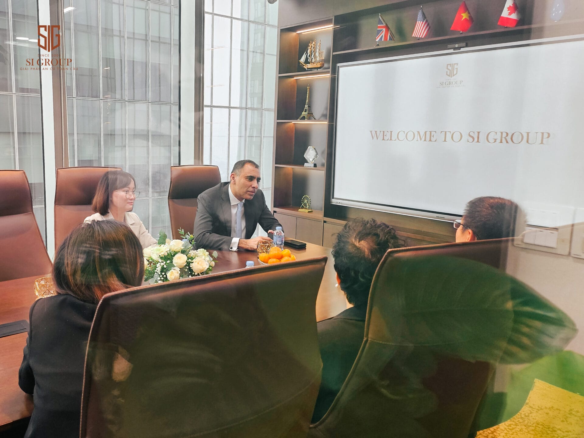 Đại diện Ngân hàng Standard Chartered đến thăm Văn phòng SI Group Hà Nội