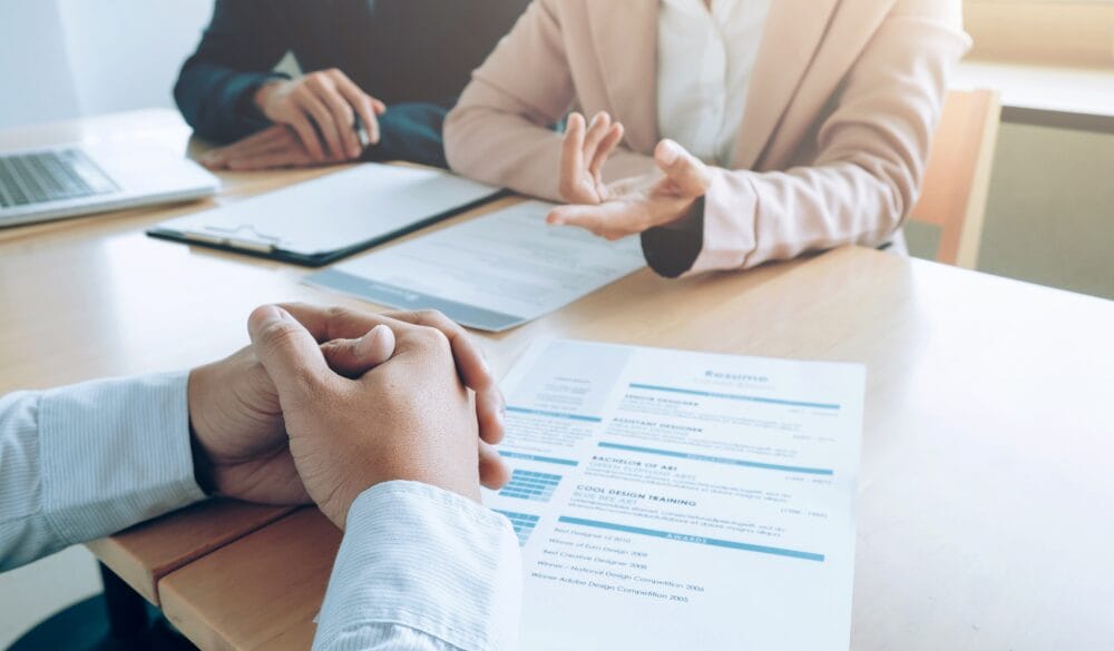 Phỏng vấn là bước cuối cùng quan trọng quyết định quý vị đủ điều kiện được bảo lãnh sang Mỹ làm việc hay không