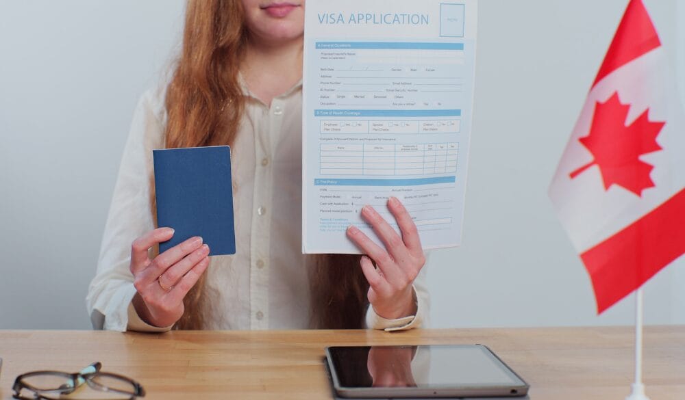 IRCC có chức năng xem xét và cấp quốc tịch cho cá nhân đủ điều kiện