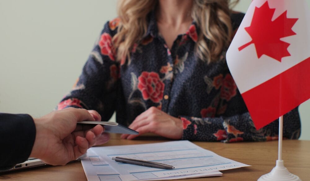 Trước khi đi phỏng vấn visa Canada, quý vị nên kiểm tra lại hồ sơ và mang theo đầy đủ