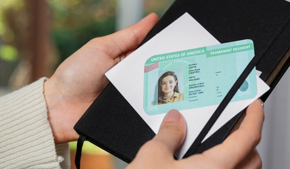 Để lấy Thẻ xanh Mỹ thông qua Visa L-1B buộc phải có bước chuyển đổi sang visa định cư Mỹ 