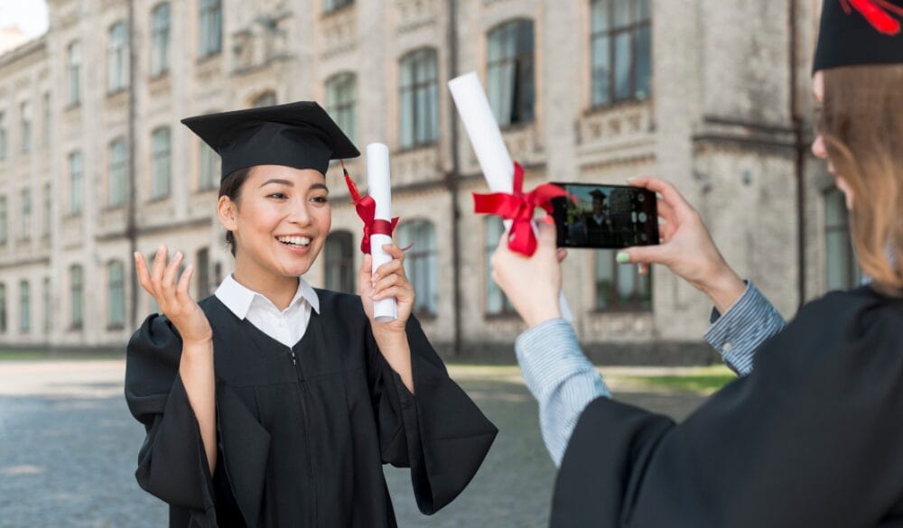 Để được định cư sau du học, tốt nhất quý vị nên thường xuyên theo dõi, cập nhật thông tin kịp thời và nắm bắt cơ hội