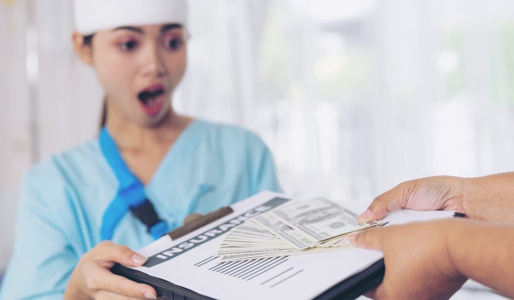 Chi phí y tế đắt đỏ là một trong những khó khăn mà du học sinh phải đối mặt khi chọn tiếp tục định cư. Do đó, để đề phòng rủi ro, khi chưa đủ điều kiện hưởng chính sách chăm sóc sức khỏe công, quý vị nên tự trang bị bảo hiểm sức khỏe tư nhân cho mình 