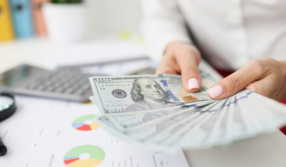 Mức lương trung bình của ngành Chăm sóc sức khỏe Mỹ 2025 là 57,372 USD/năm, và cao hơn đối với những người có nhiều năm kinh nghiệm