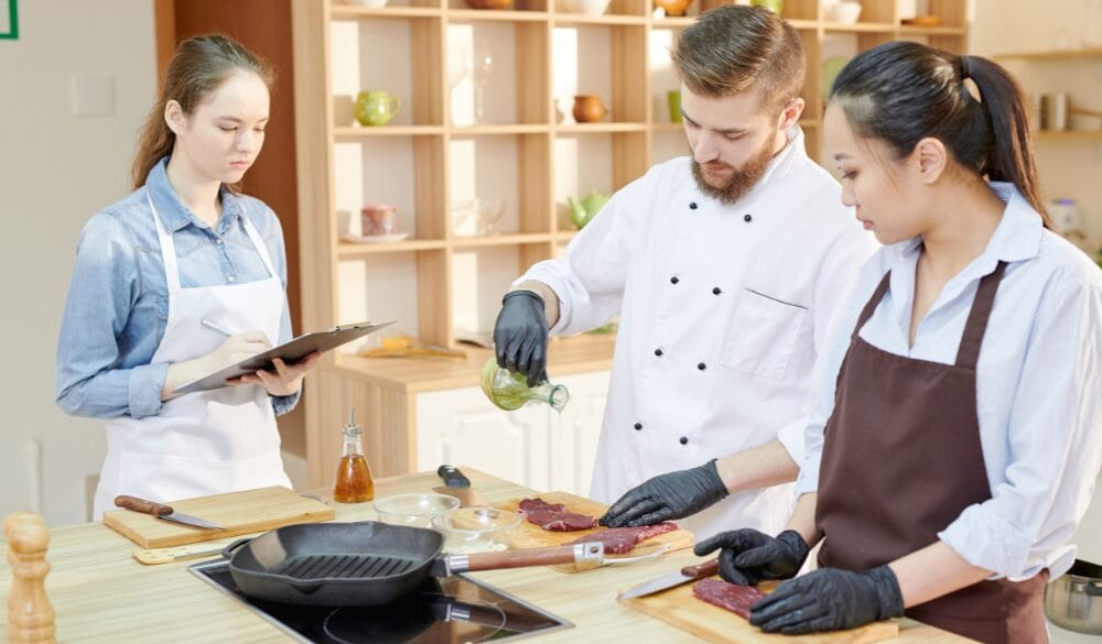 Nghề đầu bếp ở Mỹ không chỉ đơn thuần là các công việc đầu bếp, bếp trưởng, quản lý nhà hàng mà trong kỷ nguyên mới còn mở ra nhiều cơ hội nghề nghiệp như công việc giáo dục ẩm thực, sản xuất thực phẩm theo cách thủ công, v.v.