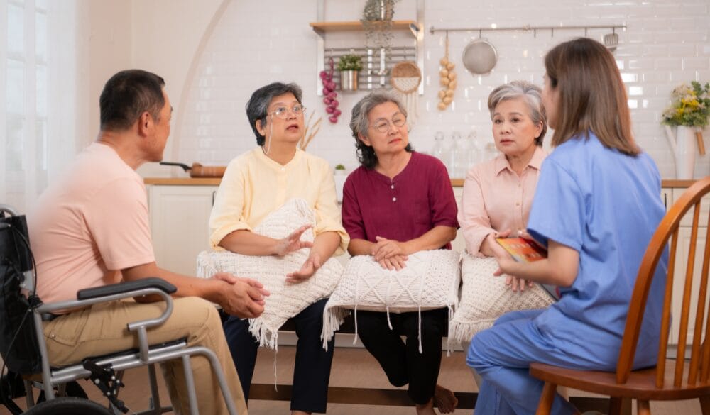 Ưu điểm của nhân viên chăm sóc người già khi làm việc tại Úc là có mức lương cạnh tranh với bảo hiểm y tế và thời gian làm việc linh hoạt
