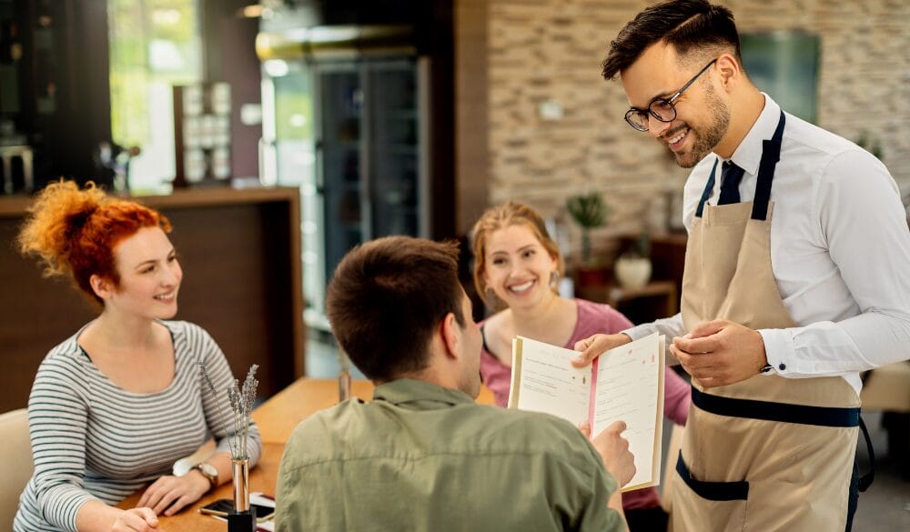 Điểm khác biệt giữa nhân viên phục vụ ở Mỹ với Việt Nam là thu nhập và tiền tips
