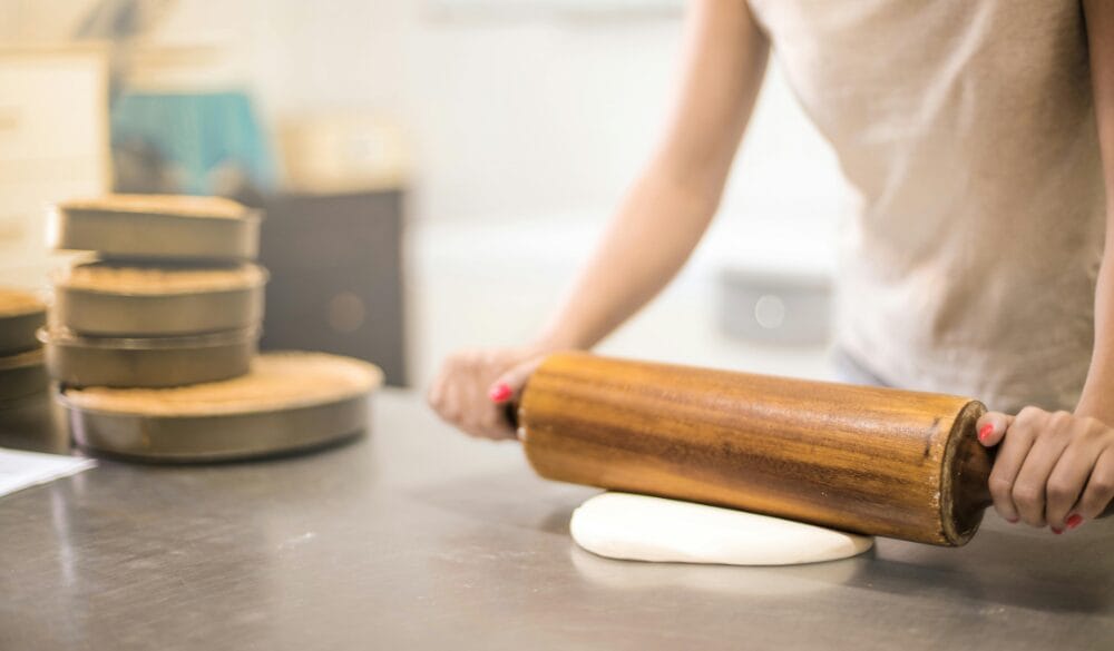 Nghề làm bánh tại Úc không chỉ yêu cầu kỹ năng chuyên môn mà còn đòi hỏi sự cẩn thận và tuân thủ nghiêm ngặt các tiêu chuẩn về vệ sinh và an toàn thực phẩm
