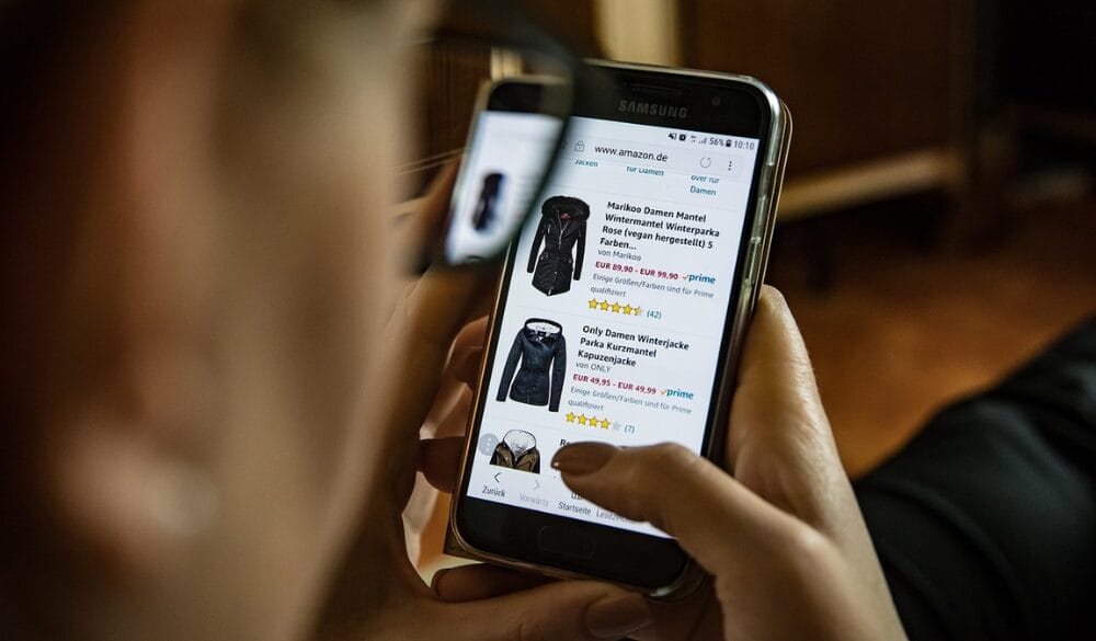 Hàng hóa giao dịch online vốn rẻ nay trở nên đắt đỏ sau chính sách thuế mới của ông Trump