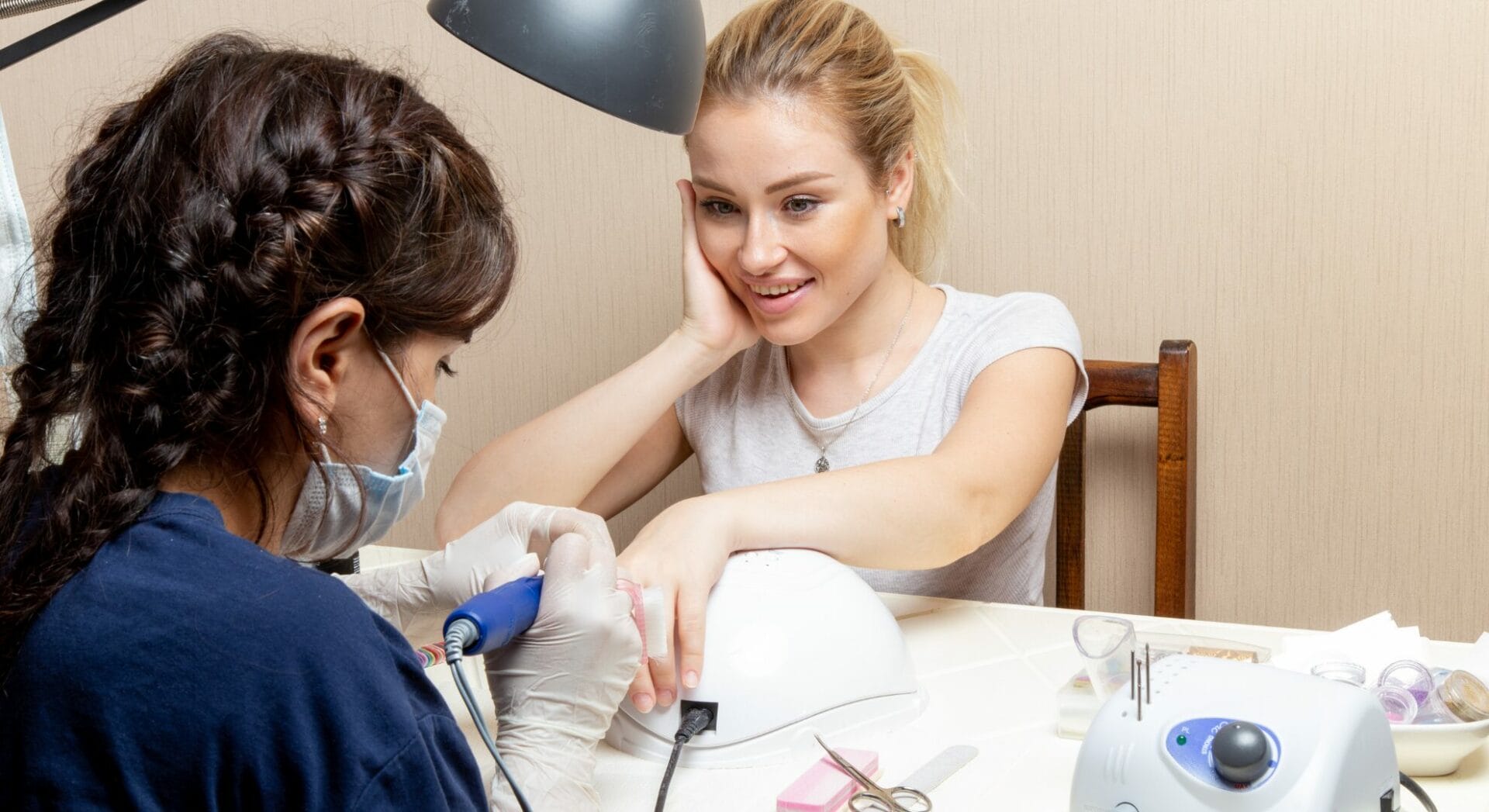 Tuyển dụng kỹ thuật viên nail tại Úc: yêu cầu tay nghề vững, giao tiếp tiếng Anh cơ bản, sức khỏe tốt và kinh nghiệm thực tế.