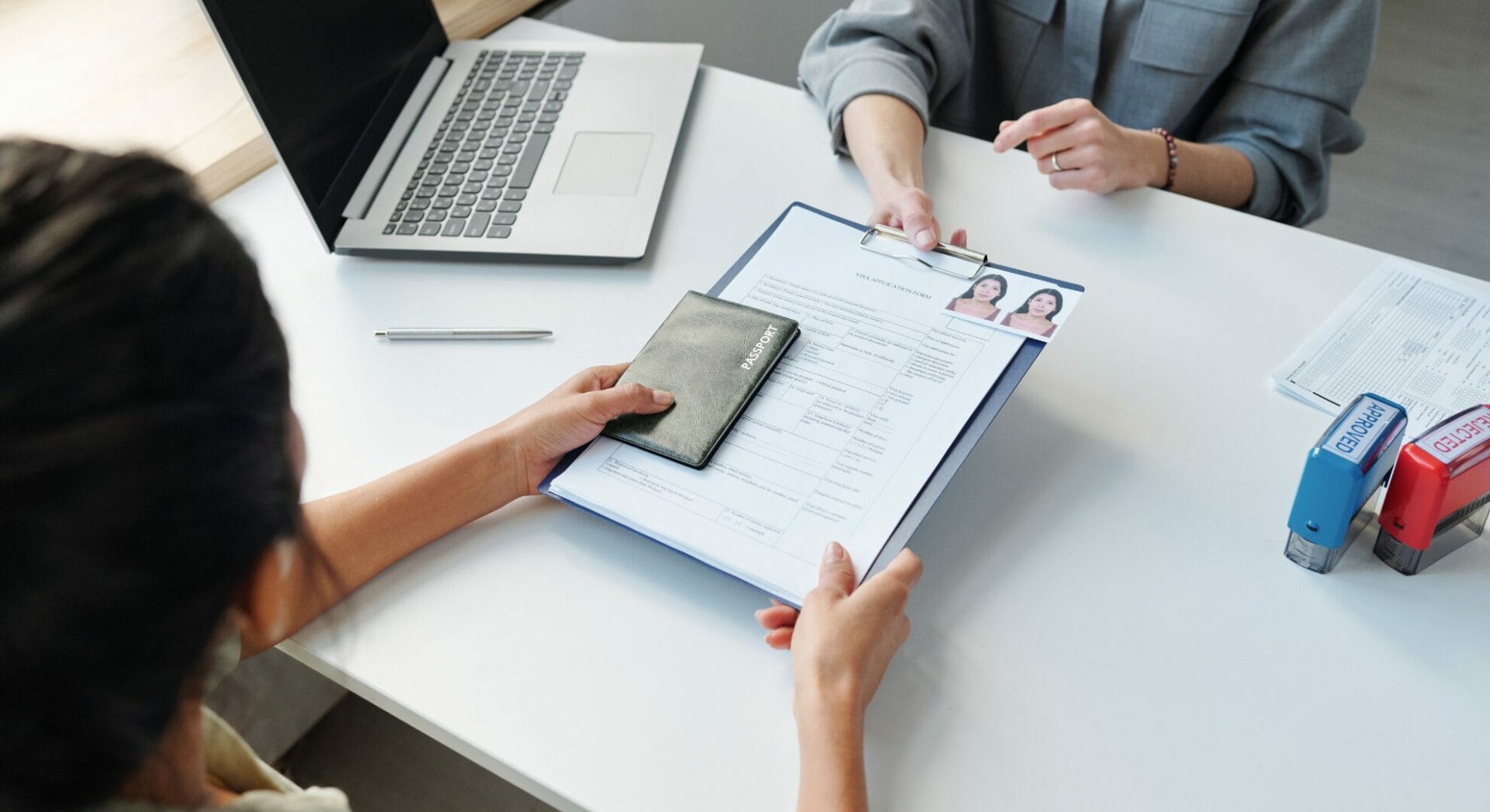 Kinh nghiệm làm việc quốc tế có thể giúp tăng điểm CRS hiệu quả hơn so với kinh nghiệm tại Canada trong một số trường hợp.