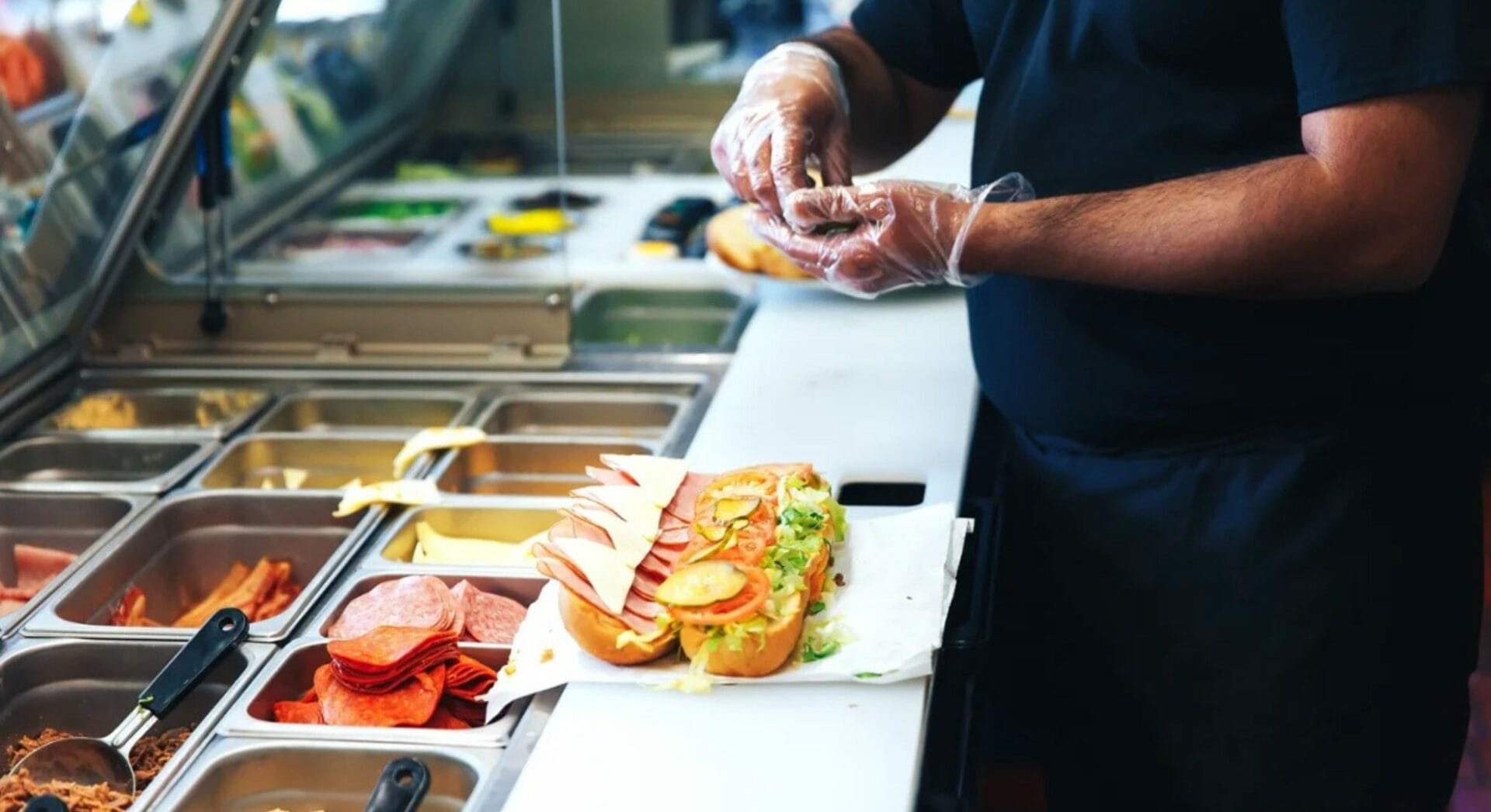 Định cư Mỹ diện EB-3 ngành Fast food: Thuận lợi, thách thức và lời khuyên thực tế