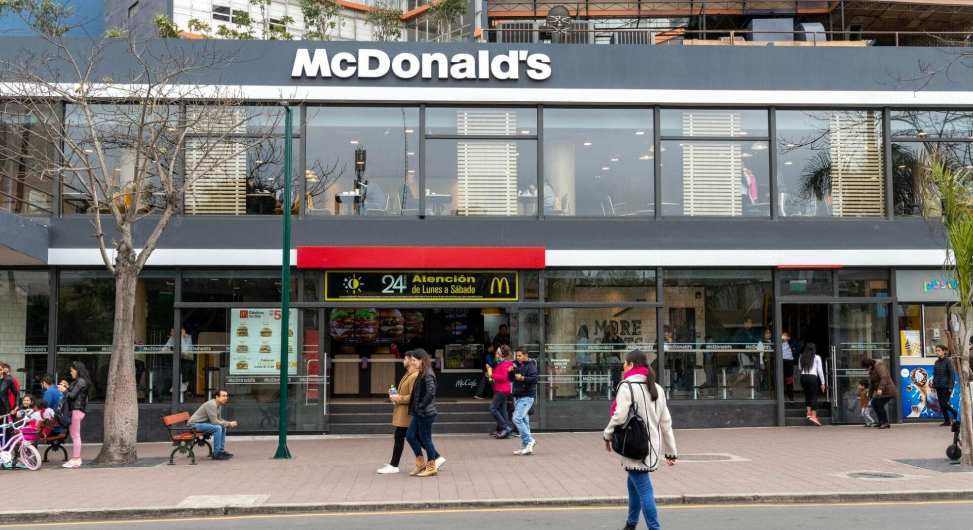 McDonald’s, Taco Bell, In-N-Out là những chuỗi fast food lớn tại California.