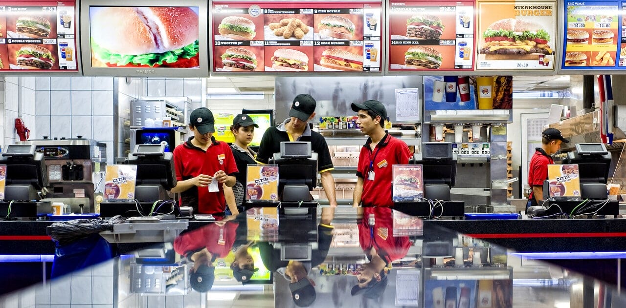 Fast food là ngành EB-3 dễ đi Mỹ nhất 2025 nhờ nhu cầu tuyển dụng lớn và yêu cầu đầu vào vừa phải.