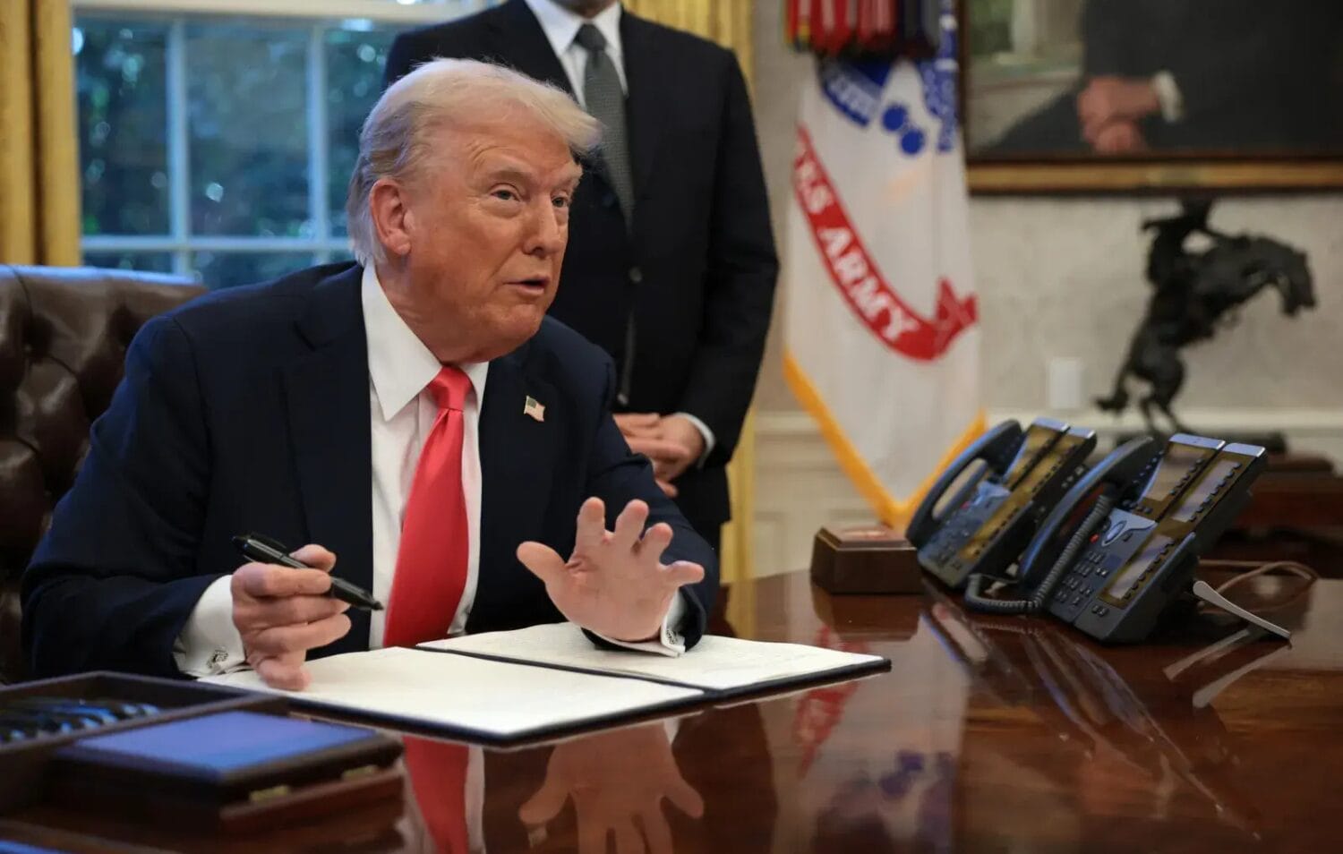 Sắc lệnh Thẻ Vàng của Tổng thống Trump sẽ tác động như thế nào đến chính sách nhập cư Hoa Kỳ?