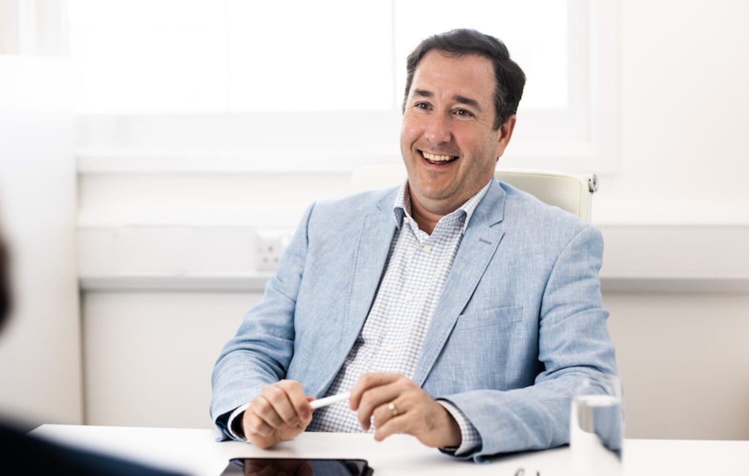 Ông Eric Major - CEO kiêm Chủ tịch Latitude, nhấn mạnh: “Đây không phải là việc bán quyền công dân, mà là công nhận những đóng góp có ý nghĩa cho quốc gia. Mỗi hồ sơ sẽ khác nhau.”
