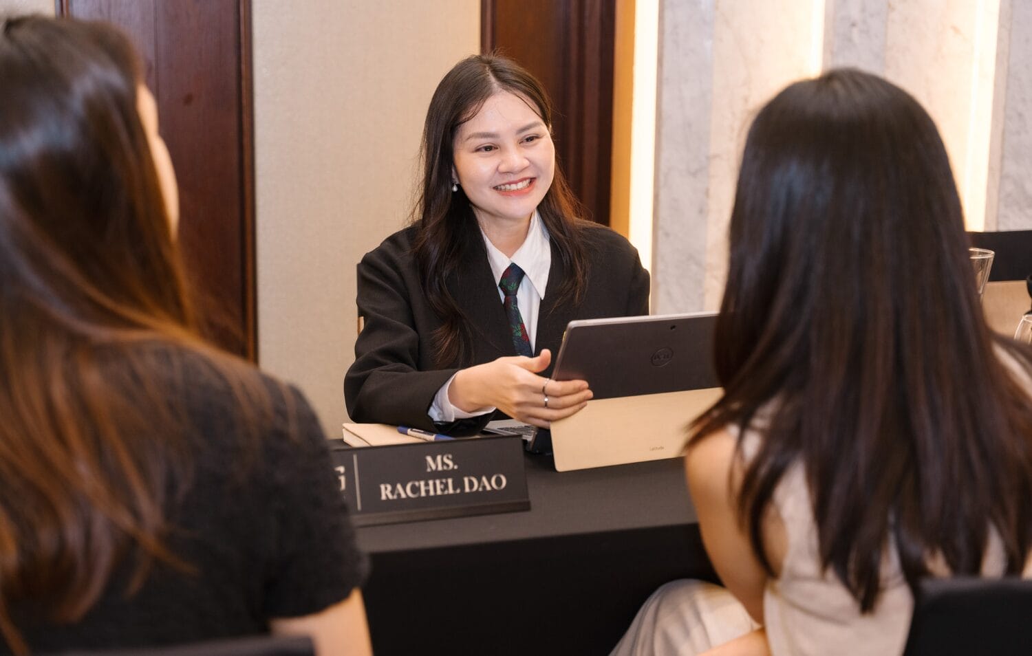 Buổi coaching 1:1 tại SI Group để mô phỏng buổi phỏng vấn với Lãnh sứ quán Mỹ.