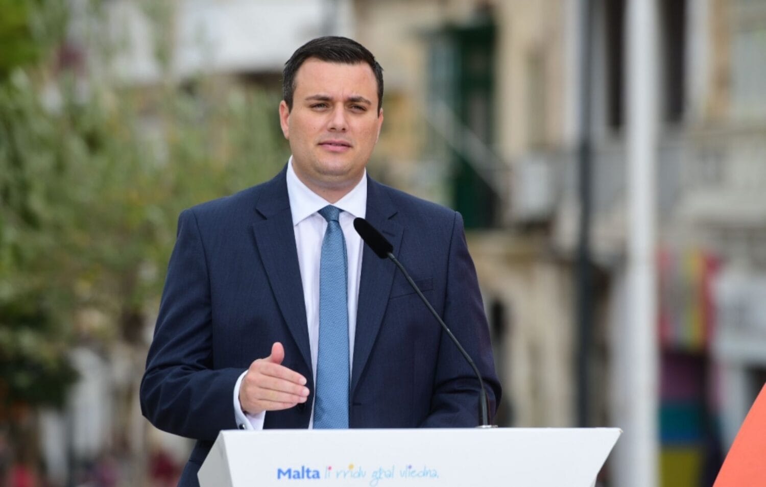 Bộ trưởng Nội vụ Malta, ông Byron Camilleri, khẳng định rằng chính phủ sẽ loại bỏ hoàn toàn yếu tố ‘mua bán’ trong quy trình, đồng thời mở rộng tiêu chí nhập tịch dựa trên đóng góp thực chất và năng lực cá nhân.