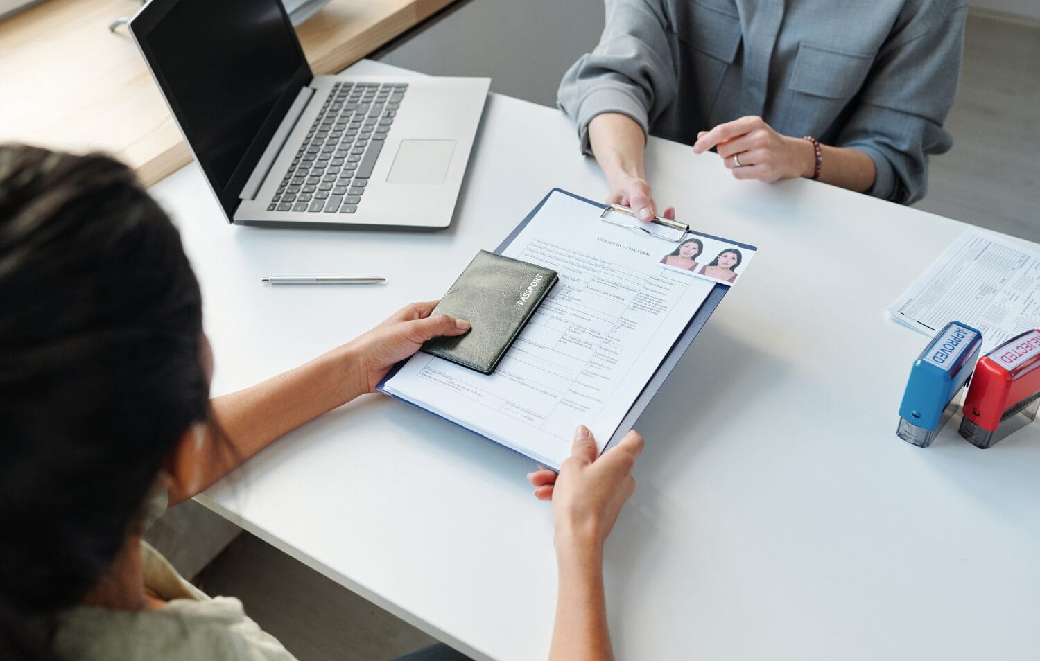 Nhiều người nhầm lẫn visa làm việc tạm thời với định cư diện tay nghề, vì cùng xuất phát từ “đi làm việc ở nước ngoài” nhưng nền tảng pháp lý hoàn toàn khác nhau.