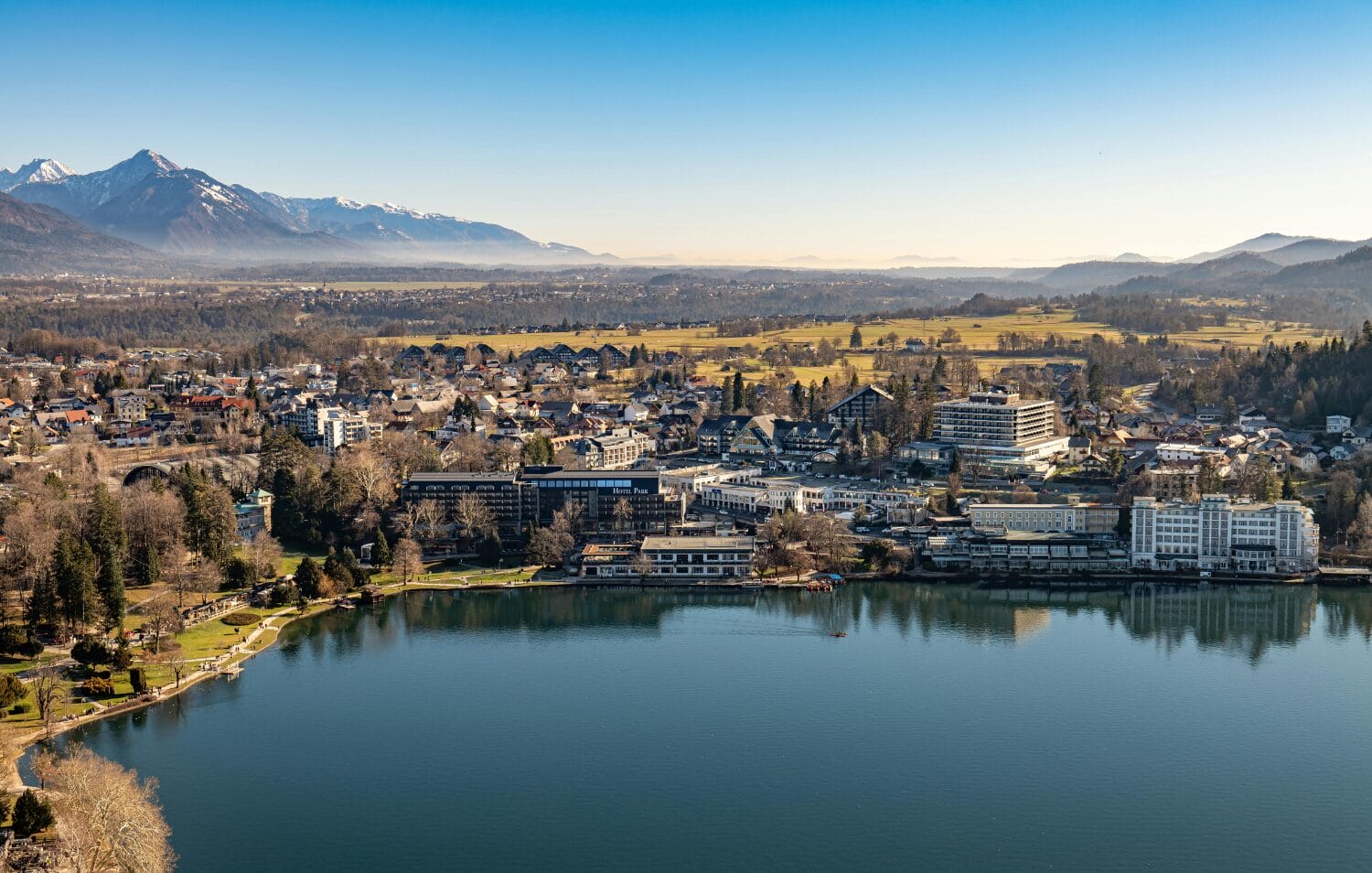 Công dân Slovenia đồng thời là công dân EU, con em được học tập, làm việc và sinh sống hợp pháp tại toàn bộ 27 quốc gia với học phí, y tế và an sinh như bản địa.