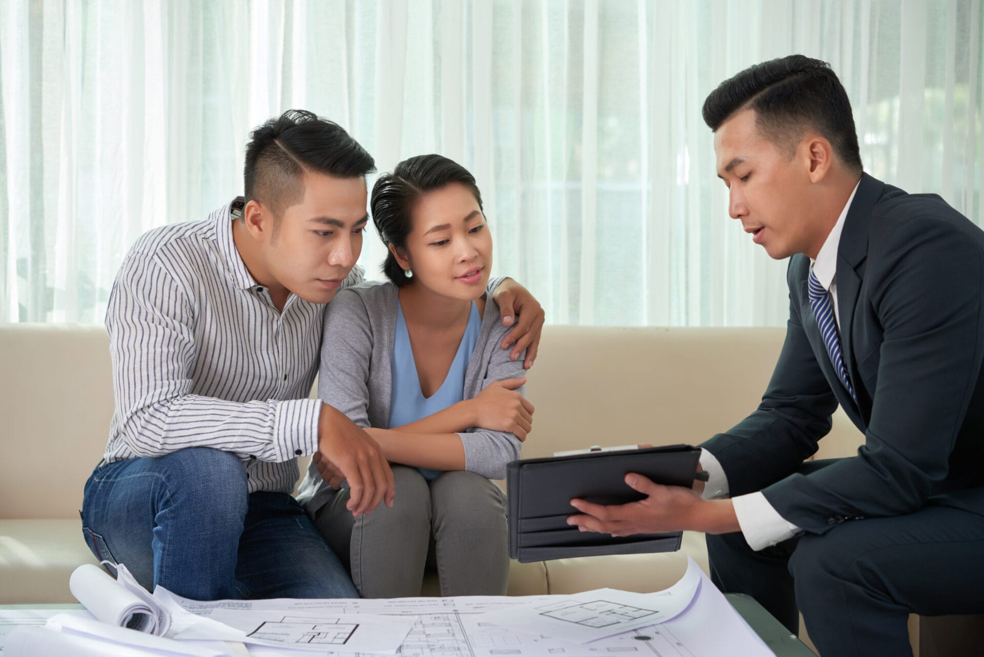 Vợ/chồng hoặc bạn đời đi cùng theo chương trình Express Entry có được làm việc hợp pháp không?