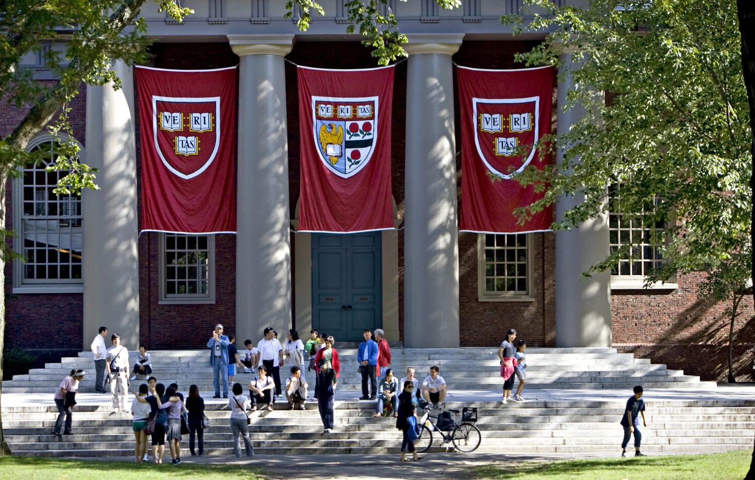 Các trường đại học hàng đầu ở Mỹ tiêu biểu như Đại học Harvard, Đại học Stanford, Viện Công nghệ Massachusetts (MIT)